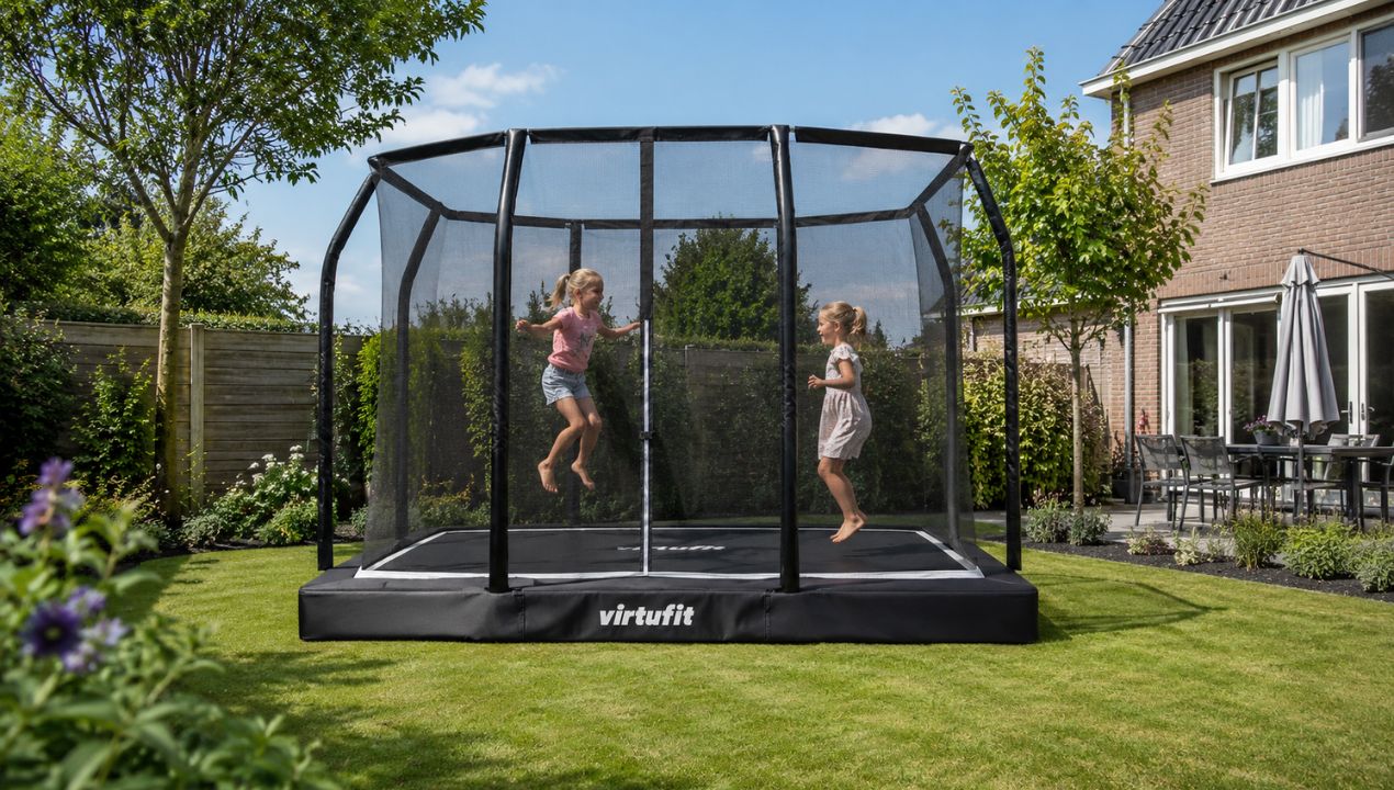 Het veiligheidsnet en de beschermrand van de VirtuFit inground trampoline in detail